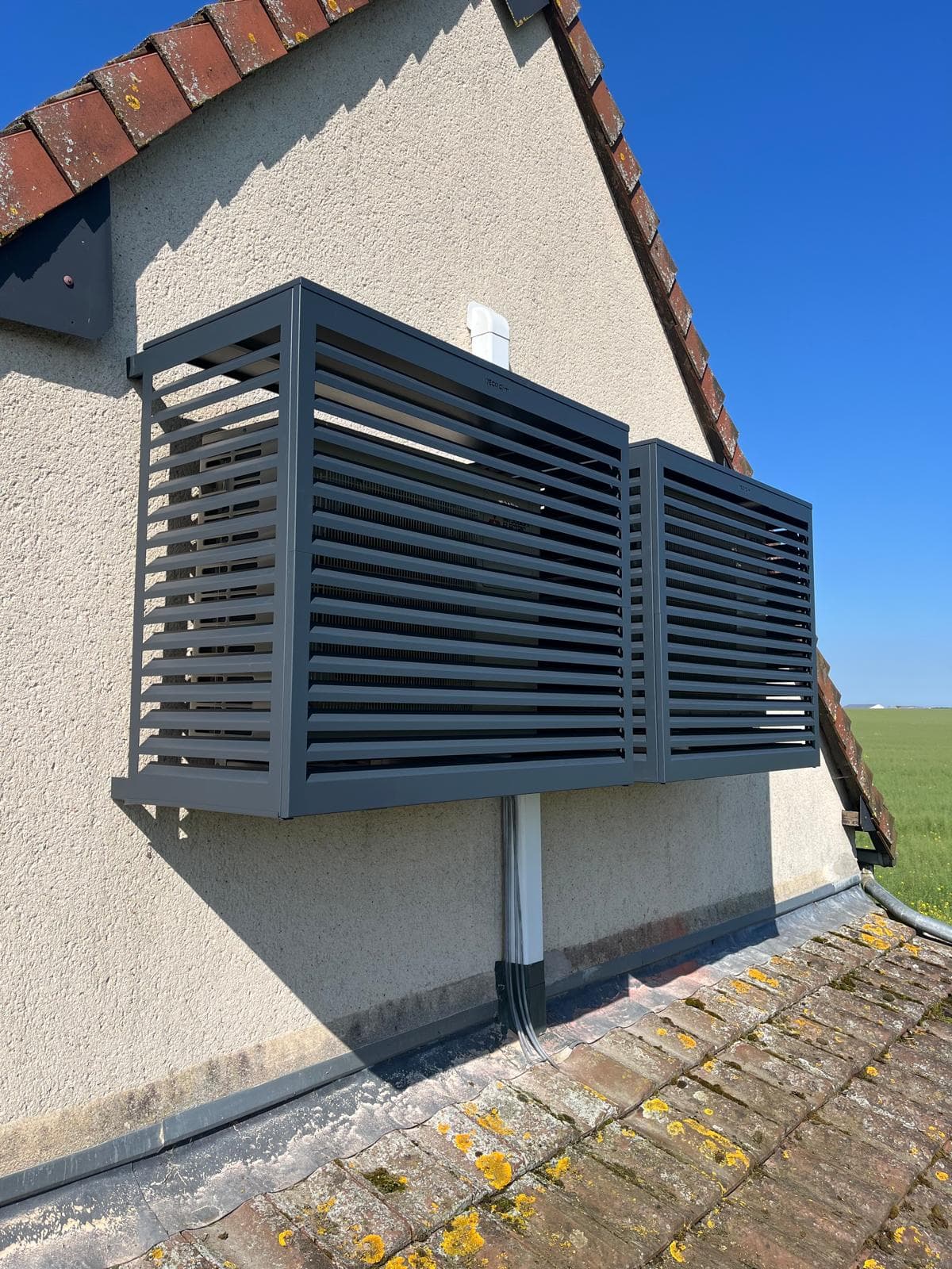 Installation d'un cache climatiseur par ADT Climatisation Chauffage